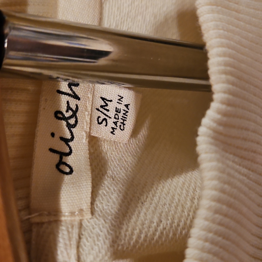 186 Oli & Hali Cream and Burgundy Crewneck Top - Picture 3 of 5
